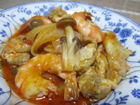 エビの簡単レシピ・海老と鶏肉のトマト生姜煮込み